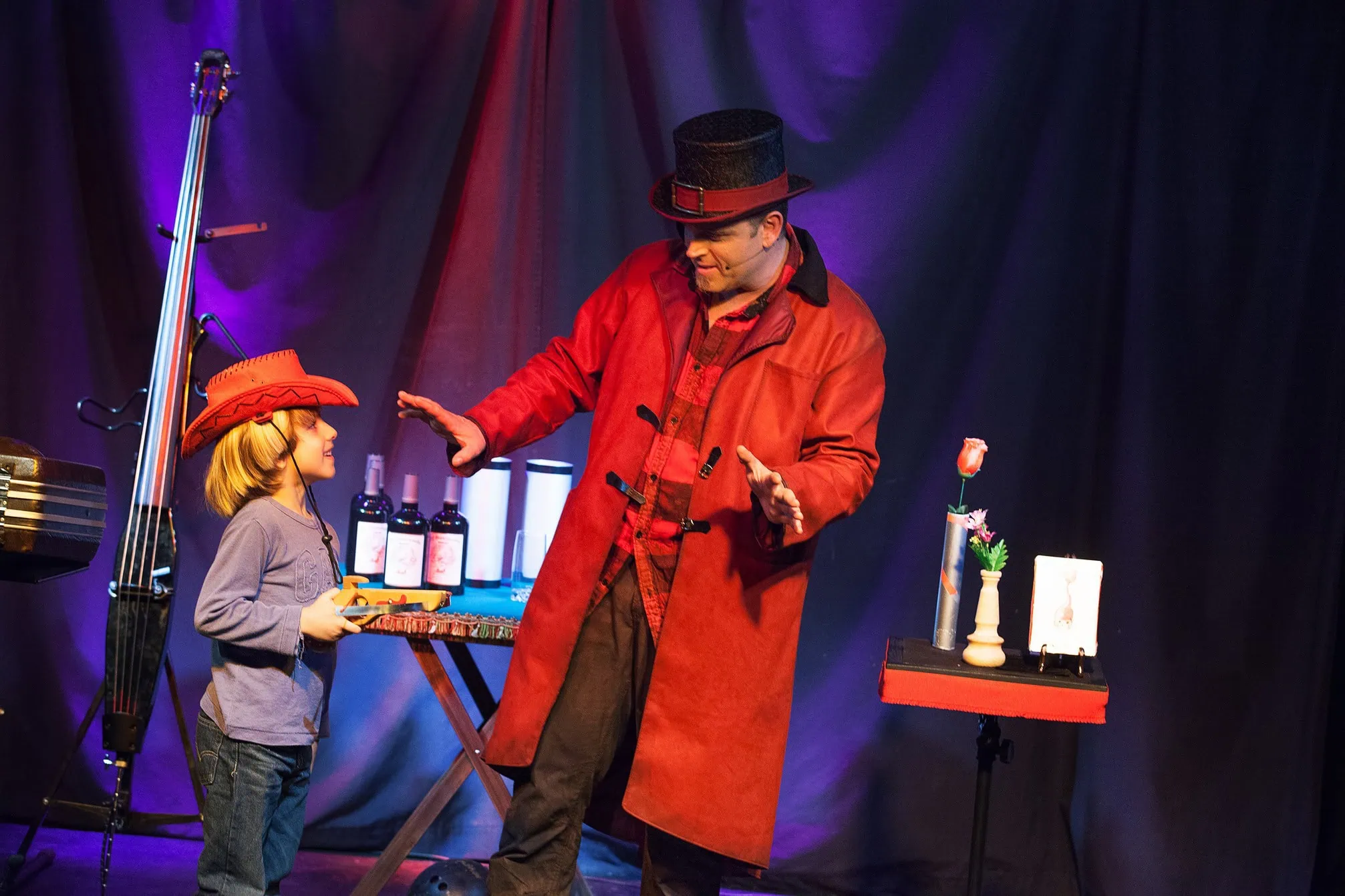 Niños participando en espectáculo de magia